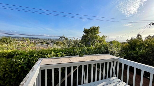 Building Photo - Charming 3 Bedroom Bungalow with Sweeping ...