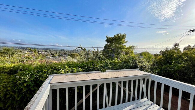 Foto del edificio - Charming 3 Bedroom Bungalow with Sweeping ...