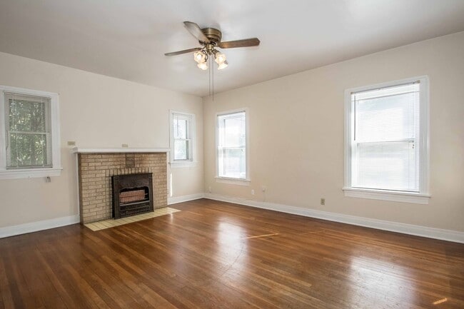 Building Photo - Duplex in Arlington Heights