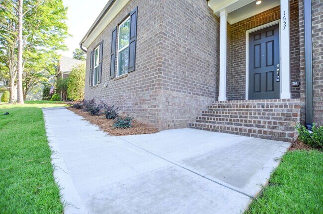 Foto del edificio - New Price | Brand-New 5 Bedroom Tega Cay Home with Flexible Lease Options