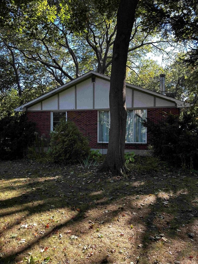 Photo du bâtiment - 1931 Lakeshore Rd