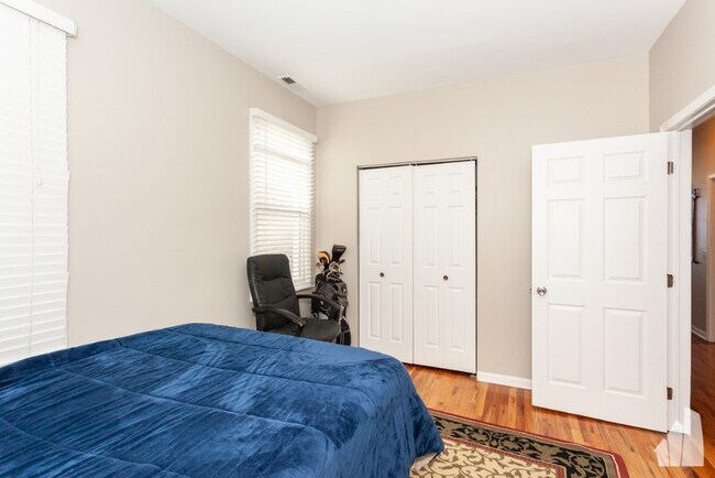 Foto del edificio - 2440 N Ashland Ave