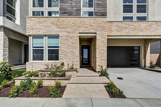 Foto del edificio - The Crown Jewel of Metro Heights: Toll Brothers Luxury Estate