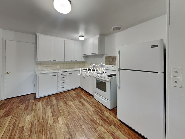 Foto del edificio - Charming 2-bedroom apartment just minutes from Pritchard Island Beach.