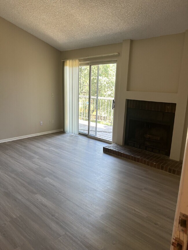 Foto del edificio - Charming Chestnut Condo!  AVAILABLE NOW!