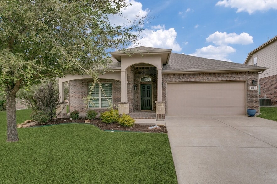Foto principal - 4621 Lazy Oaks St