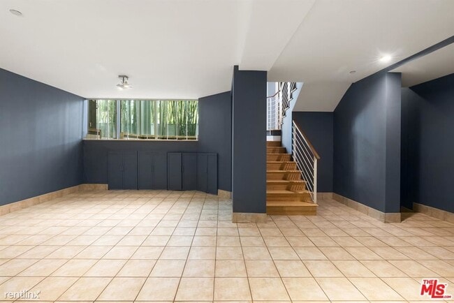 Building Photo - 3 br, 3.5 bath Condo - 914 N West Knoll Dr