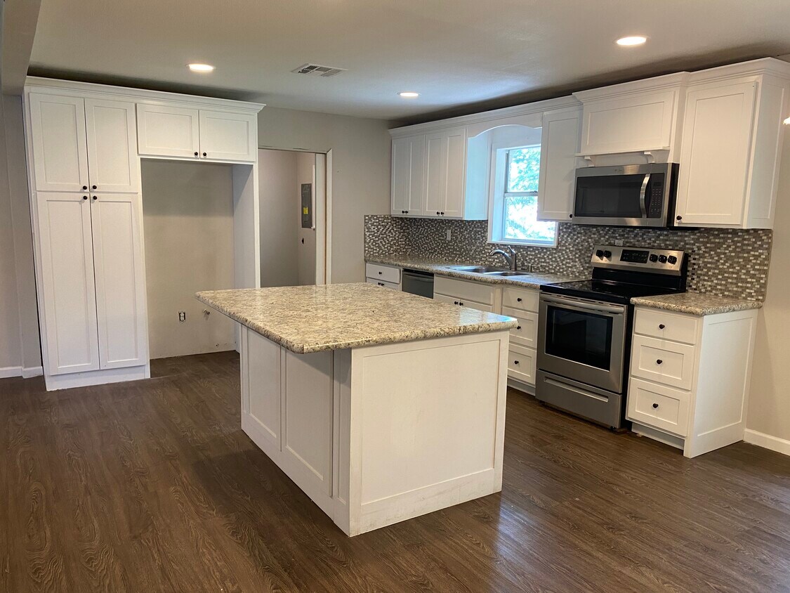 611 N Ave O, Clifton, TX 76634 House for Rent in Clifton, TX