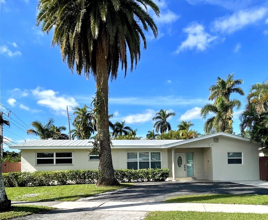 Primary Photo - Hollywood Home