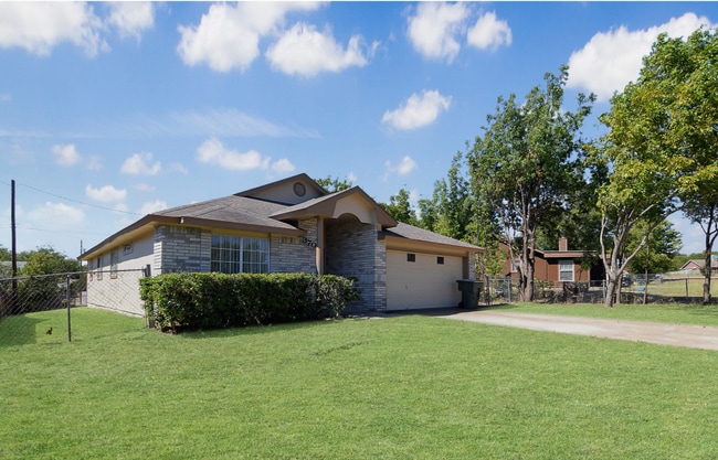 Building Photo - 3702 Valley Forge Dr