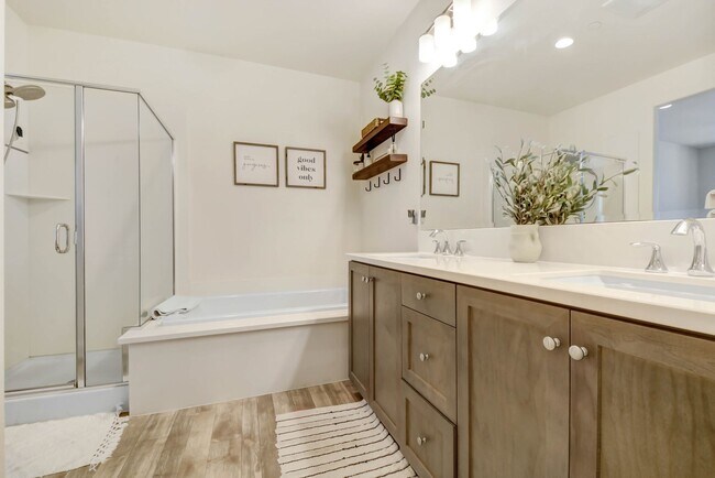 Building Photo - 3 Bedroom, 3 Bathroom, Tri-Level Condomini...