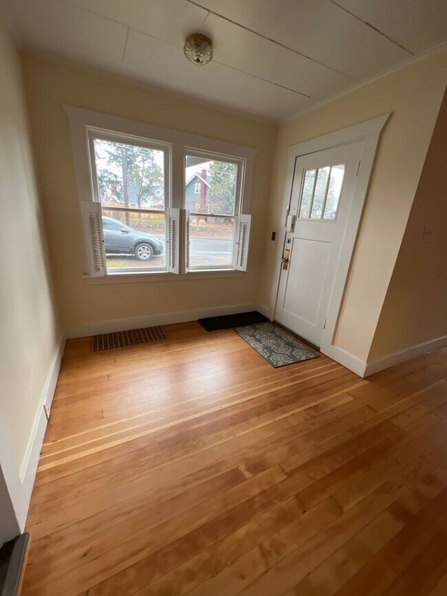 Foto del edificio - Remodeled DOWNTOWN Bend House, Newer Flooring/Paint/Appliances, Gas heat, Small Garage, Fenced Yard