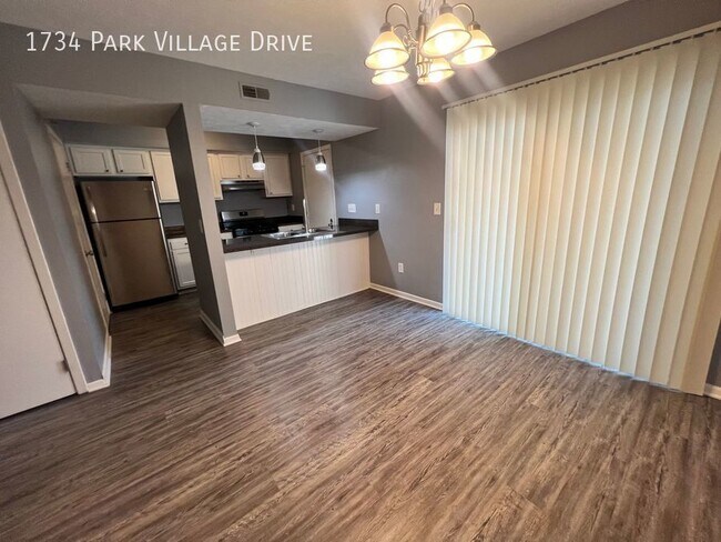 Building Photo - 2 Bedroom 2.5 Bath Townhome