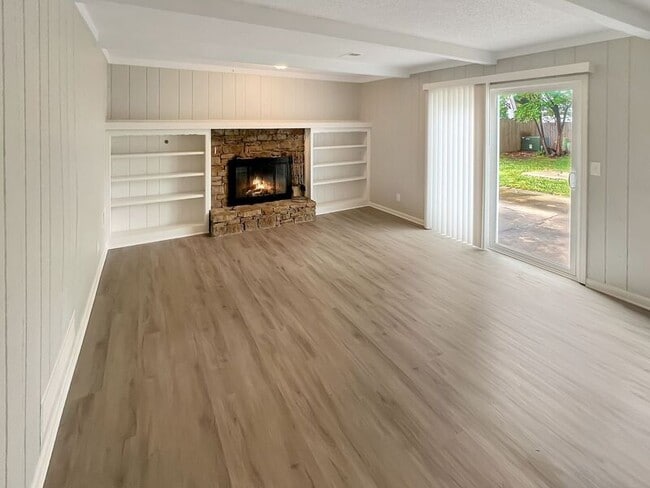 Building Photo - 1821 S Arrowhead Dr