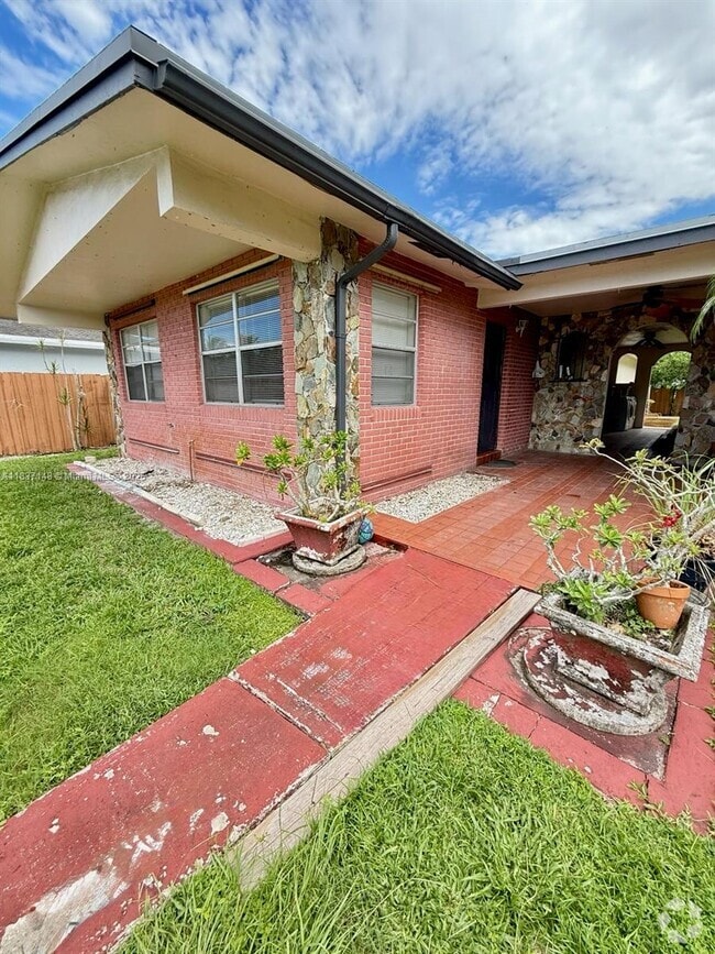 Building Photo - 4088 SW 51st St