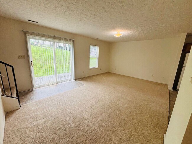 Building Photo - 3 Bedroom 2.5 Half Bath Townhouse