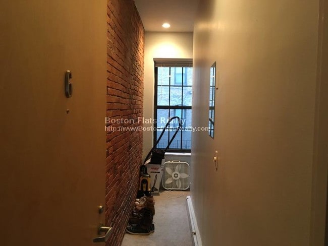 Building Photo - 174 Saint Botolph St
