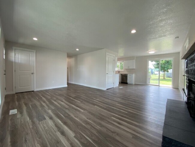 Building Photo - 14904 E Longfellow Ave