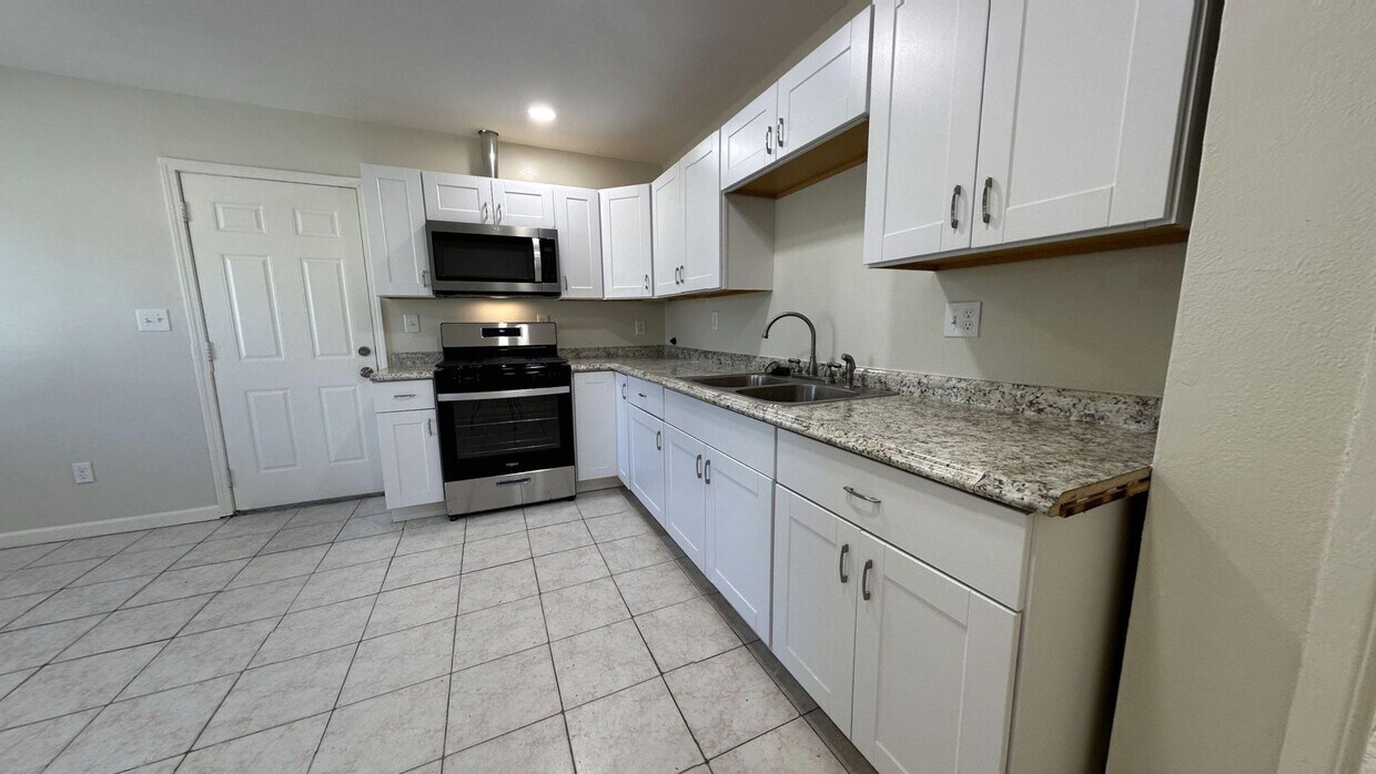 Primary Photo - PRICE REDUCTION!! Spacious 3 Bedroom 2 Bat...