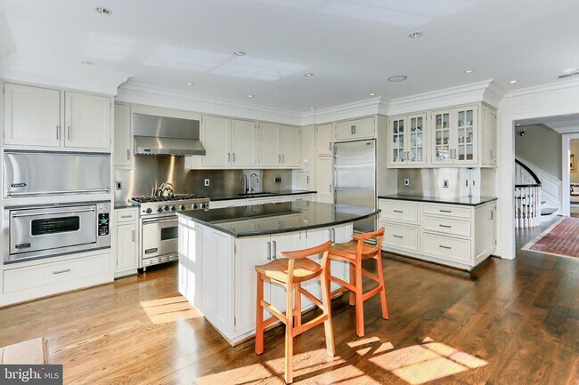 Building Photo - 1400 34th St NW