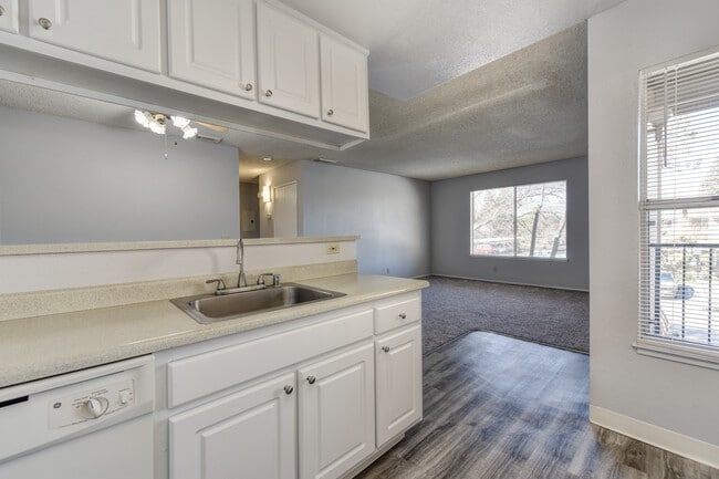 Building Photo - Quail Pointe