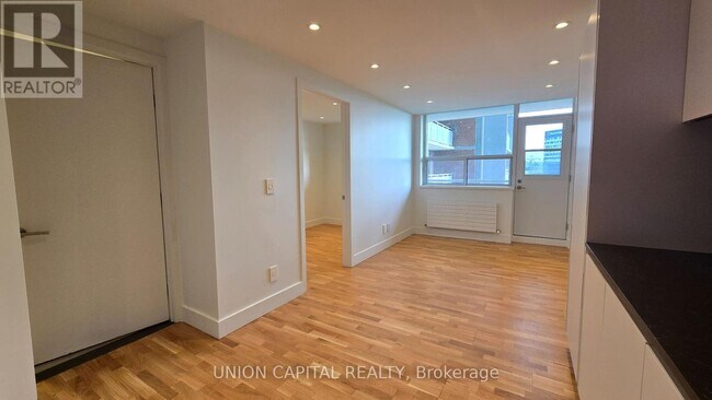 Building Photo - 407-230-230 Oak St