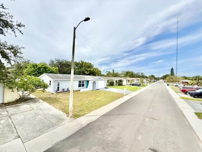 Building Photo - 3250 Coldwell Dr