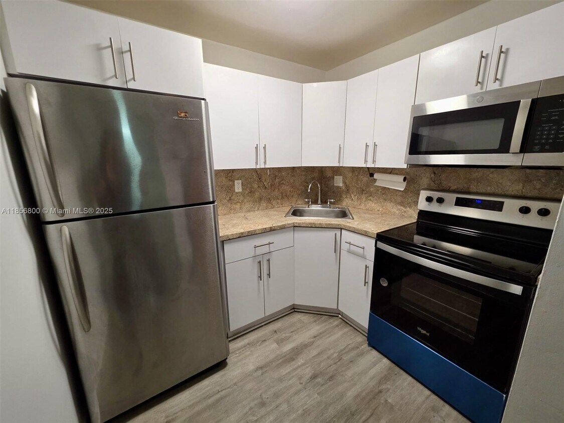 Foto principal - 8321 NW 7th St