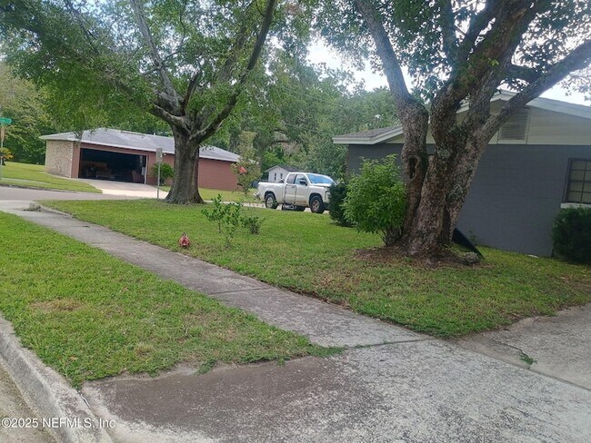 Foto del edificio - 4305 Bessie Cir W