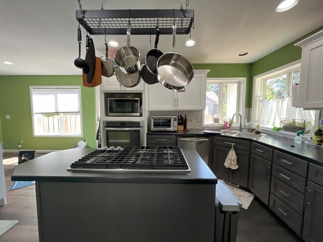 Foto del edificio - Stylish 3-Bedroom Home with Spacious Layou...