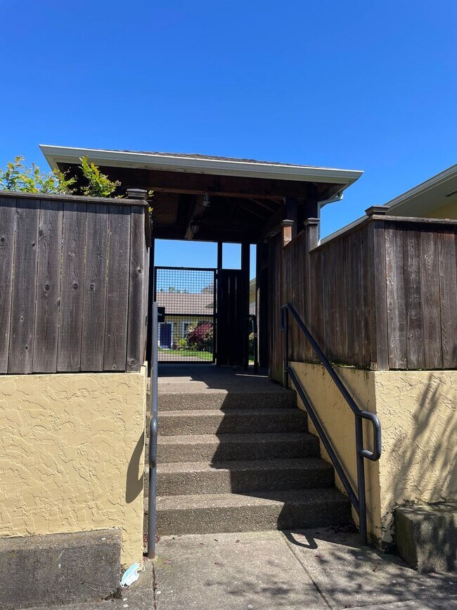 Building Photo - Private 1 bed, 1 bath condo!