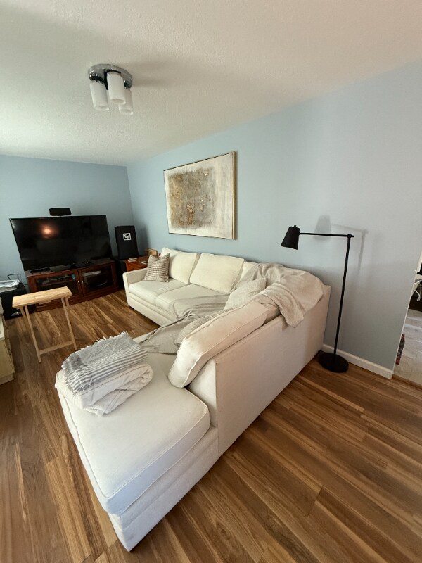 Foto principal - 8088 Edgewood Dr