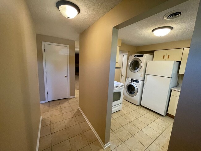 Foto del edificio - 5633 Bluebird Ct