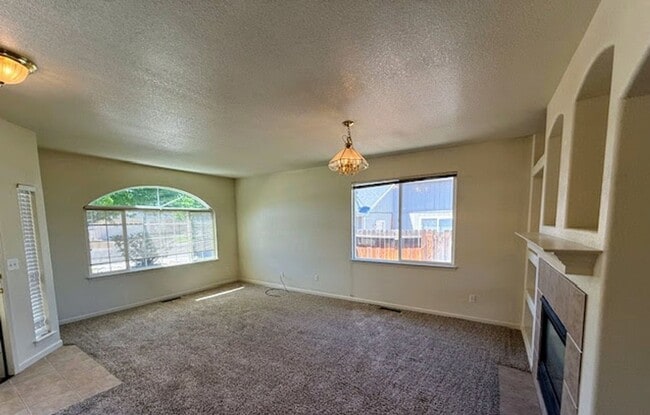 Building Photo - Beautiful Chichester Home