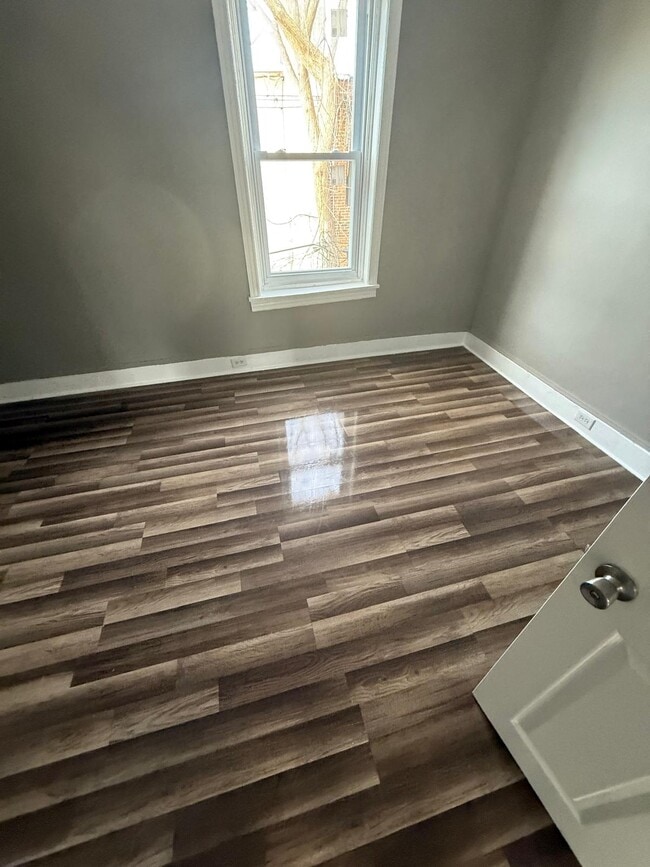 Building Photo - 660 N Yewdall St