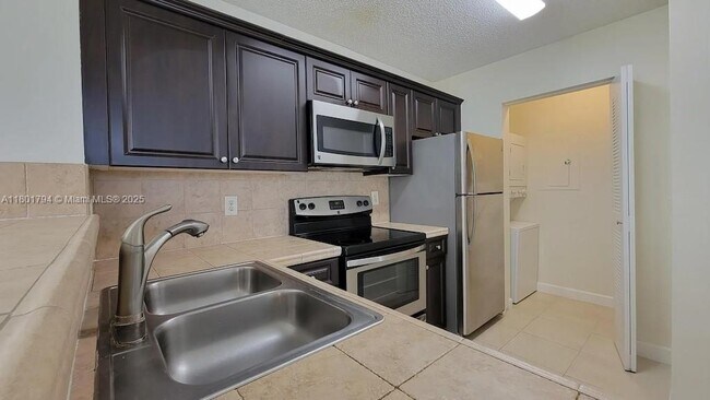 Foto del edificio - 1749 Village Blvd