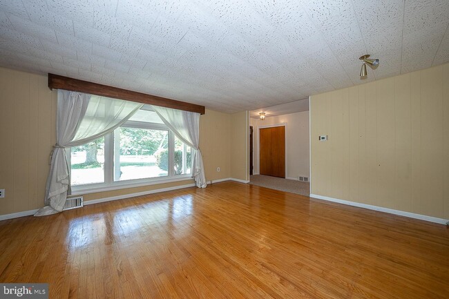 Building Photo - 1395 Varnum Dr