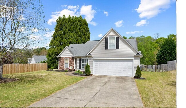 Building Photo - Spacious 3/2 Available Now!