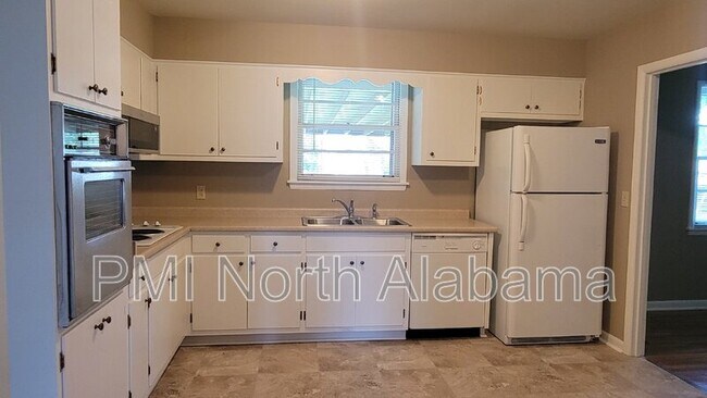 Foto del edificio - 6408 Robinhood Ln NW