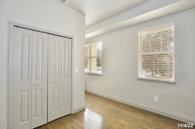 Building Photo - Beautiful 4/4.5 Home with 2 Car Garage in the Heart of Mills-Orlando!