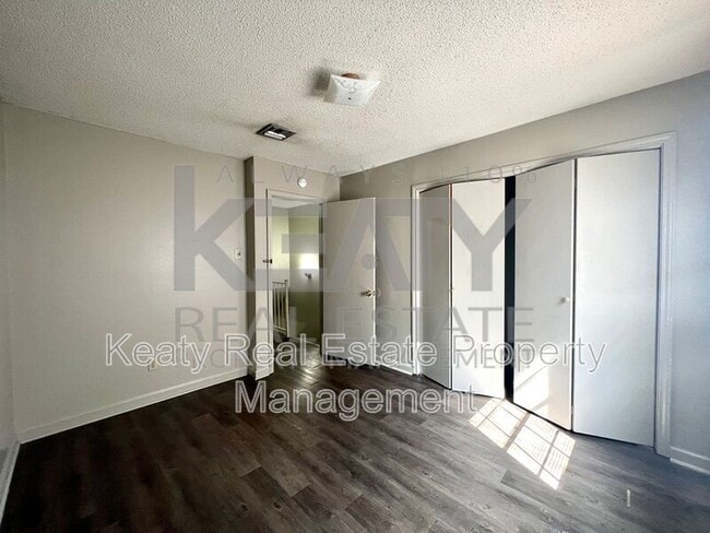 Building Photo - 402 Loire Ave