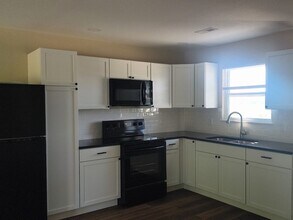 Building Photo - 205 Victory Ln