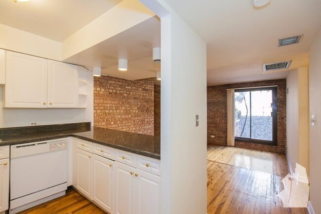 Building Photo - 1235 N La Salle Dr