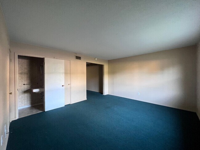 Foto del edificio - Cozy Westwood Townhouse- 2 BD, 1.5 BA