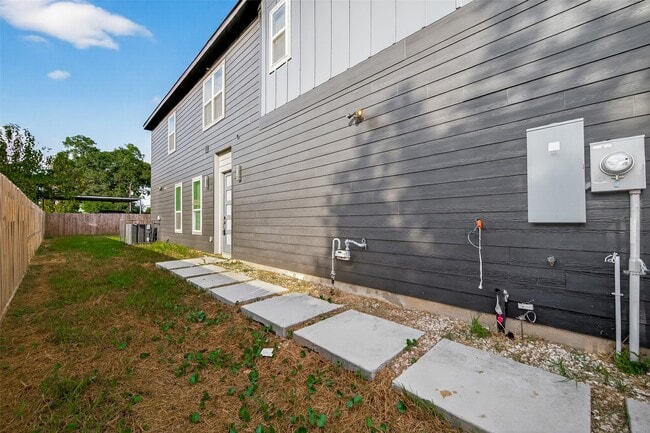 Building Photo - 808 Fortune St