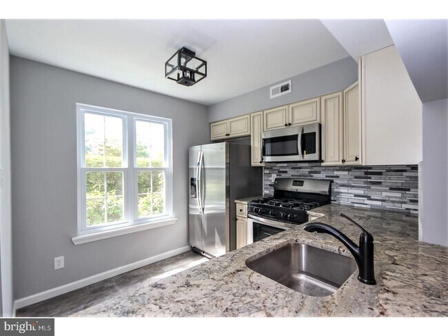 Building Photo - Renovated 2 bedroom 2 bath condo