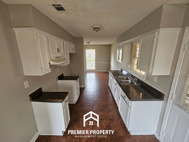 Foto del edificio - Quiet Cove Living in 38115 | 3BR/2BA with Brick Fireplace & Fenced Yard
