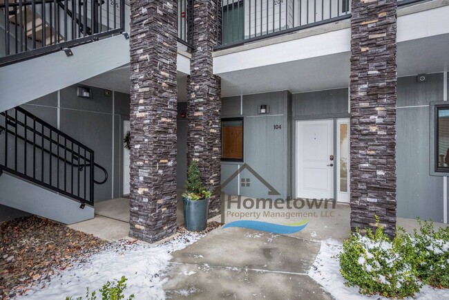 Building Photo - 3 Bedroom 2 Bathroom Condominium with 1-Ca...