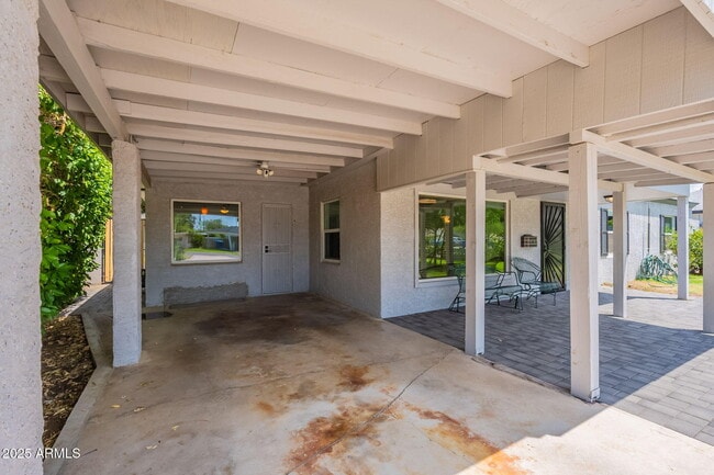 Building Photo - 1116 E Fern Dr N