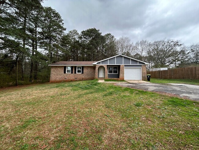 Foto del edificio - NEWNAN- 270 Lazenby Rd 3 Bedroom 2 Bath